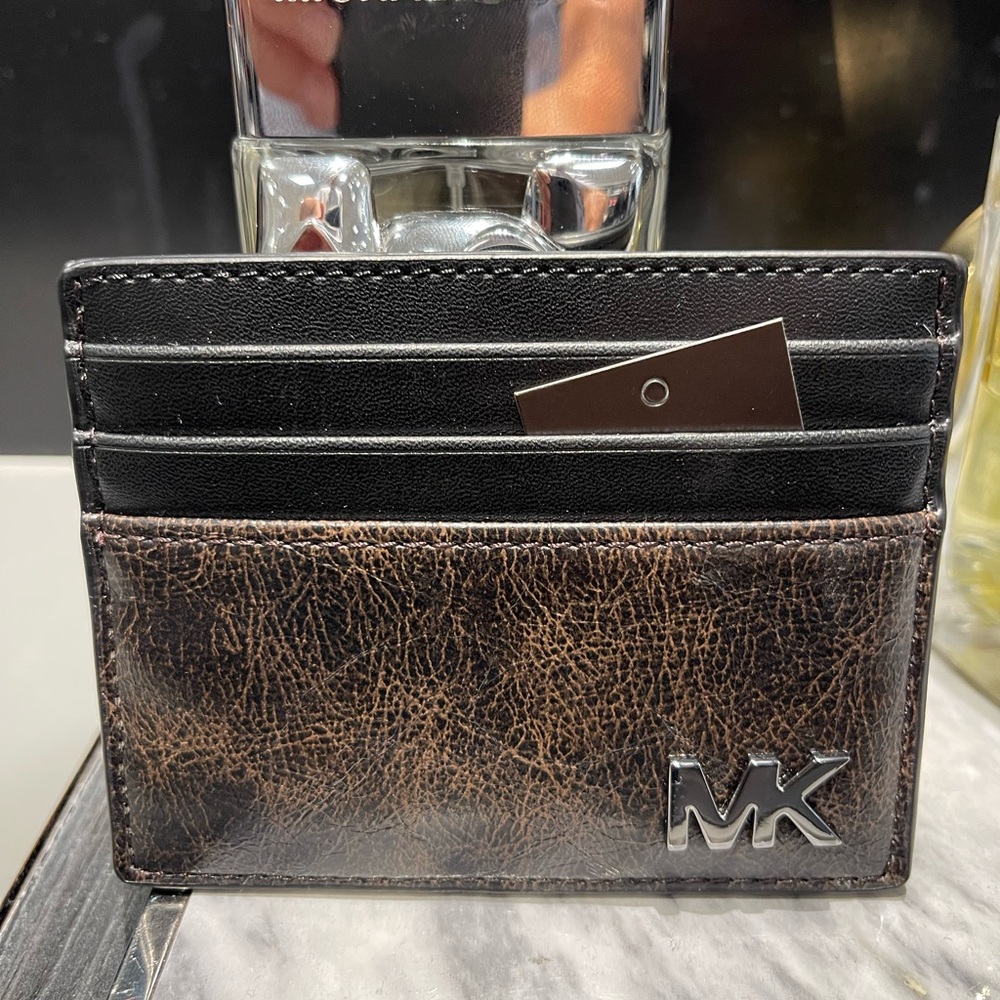MICHAEL KORS Cyrus Burnished Tall Card Case
Chocolate Brown
NWT - Picture 11 of 16